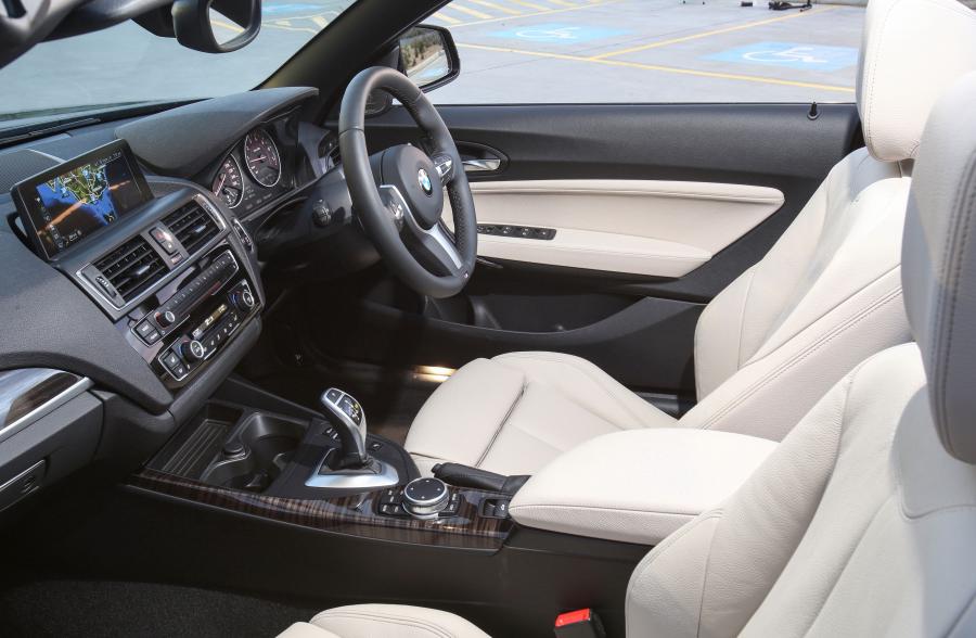 Интерьер BMW M240i Convertible 2016 года  (AU) (фото 5 из 7)